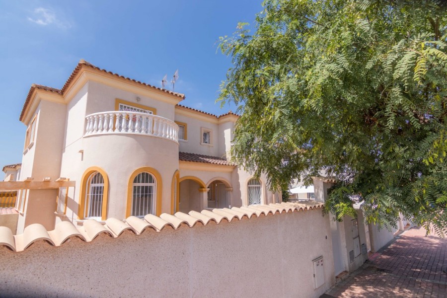 Res.Princesa Maria no 7 4847C 3 Bedroom Chalet in Torrevieja, Costa Blanca South Price £